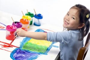 Bilingual-kindergarten-child-painting-with-lots-of-colours-e1421274252858